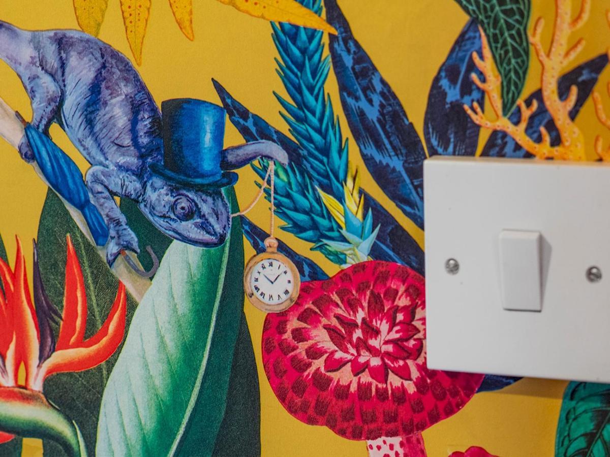 فيلا Pass The Keys Colourful, Quirky Artist-Owned 3 Bed Next To Cafes بلفاست المظهر الخارجي الصورة