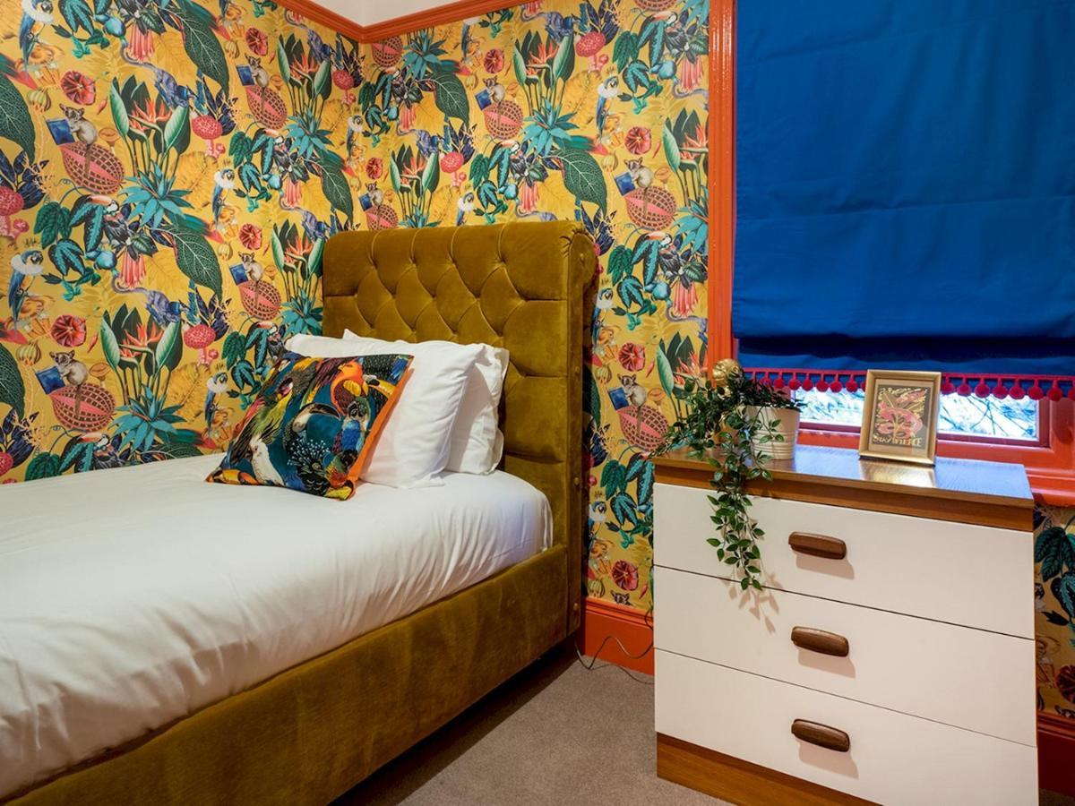 فيلا Pass The Keys Colourful, Quirky Artist-Owned 3 Bed Next To Cafes بلفاست المظهر الخارجي الصورة
