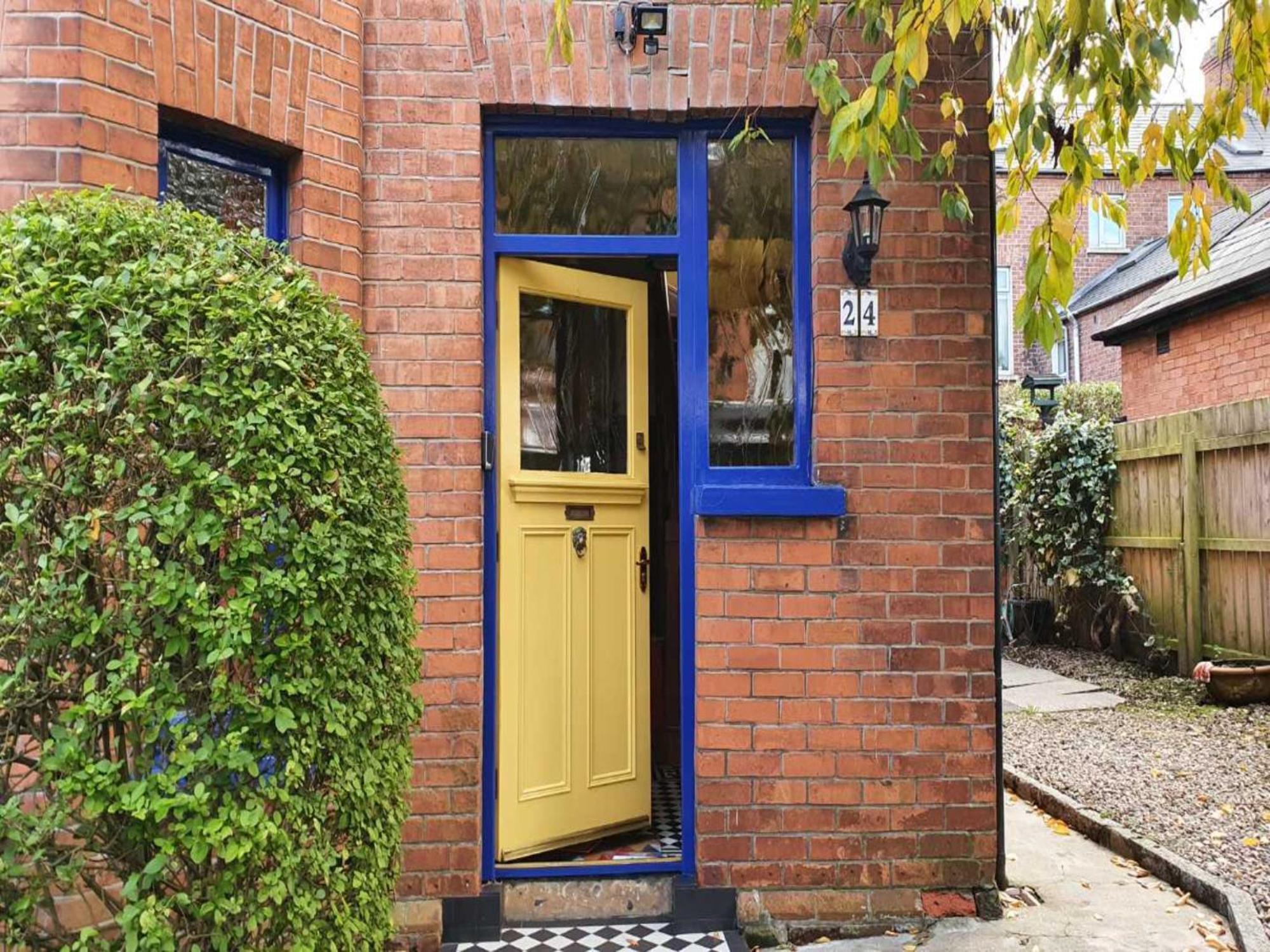 فيلا Pass The Keys Colourful, Quirky Artist-Owned 3 Bed Next To Cafes بلفاست المظهر الخارجي الصورة